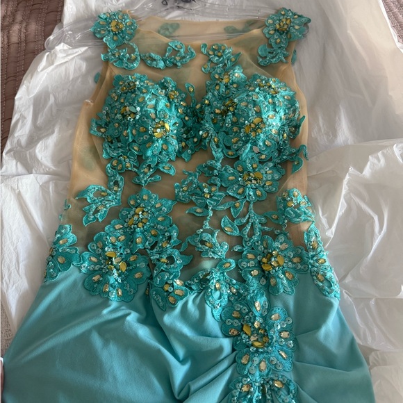 Elegant Turquoise Evening Gown - Picture 2 of 5